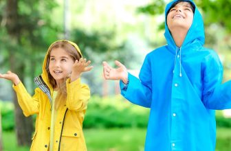 Wat zijn de verschillen tussen waterdichte, waterbestendige en waterafstotende regenjassen?