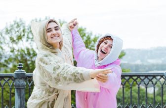 Wat zijn de nieuwste trends in regenjassen voor vrouwen van dit jaar?